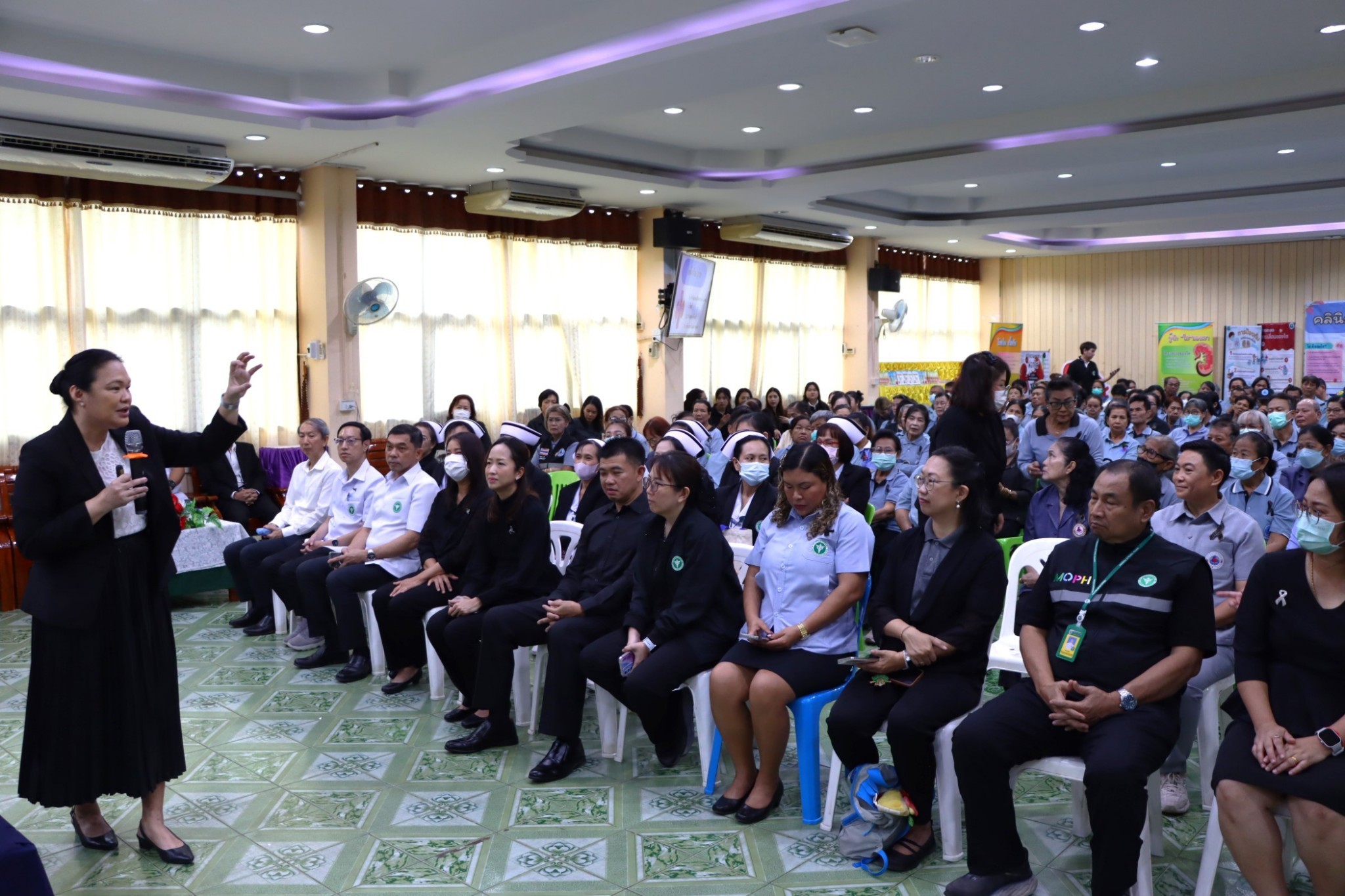 พญ.ปิยะธิดา จึงสมาน นายกสมาคมแม่บ้านสาธารณสุข บรรยายพิเศษ เรื่อง "โรคไต และเทคนิคพิชิตเค็มเพื่อไตที่แข็งแรง"