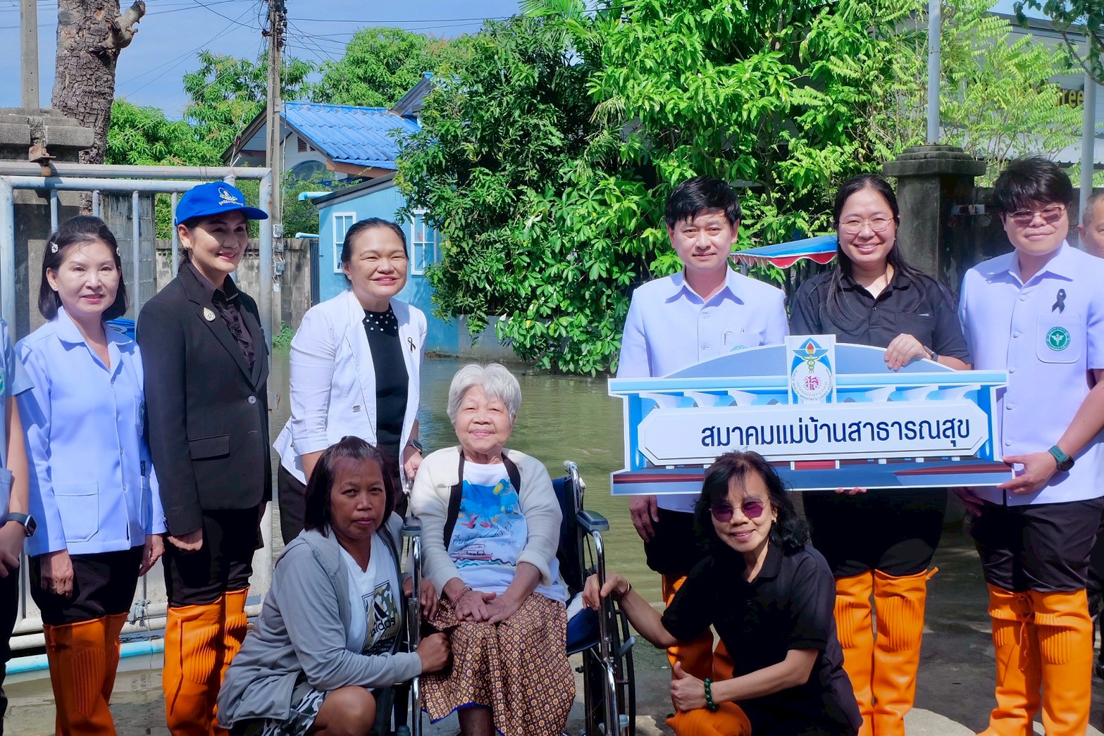 พญ.ปิยะธิดา จึงสมาน นายกสมาคมแม่บ้านสาธารณสุข และคณะ ลงพื้นที่จังหวัดนครปฐม ได้บรรยายให้ความรู้เรื่องโรคไตเรื้อรัง แก่ อสม. เจ้าหน้าที่ และสมาชิกฯ