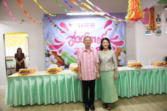 คณะกรรมการและสมาชิกสมาคมแม่บ้านสาธารณสุข ขอพรรดน้ำปลัดกระทรวงสาธารณสุข เนื่องในโอกาสประเพณีงานสงกรานต์