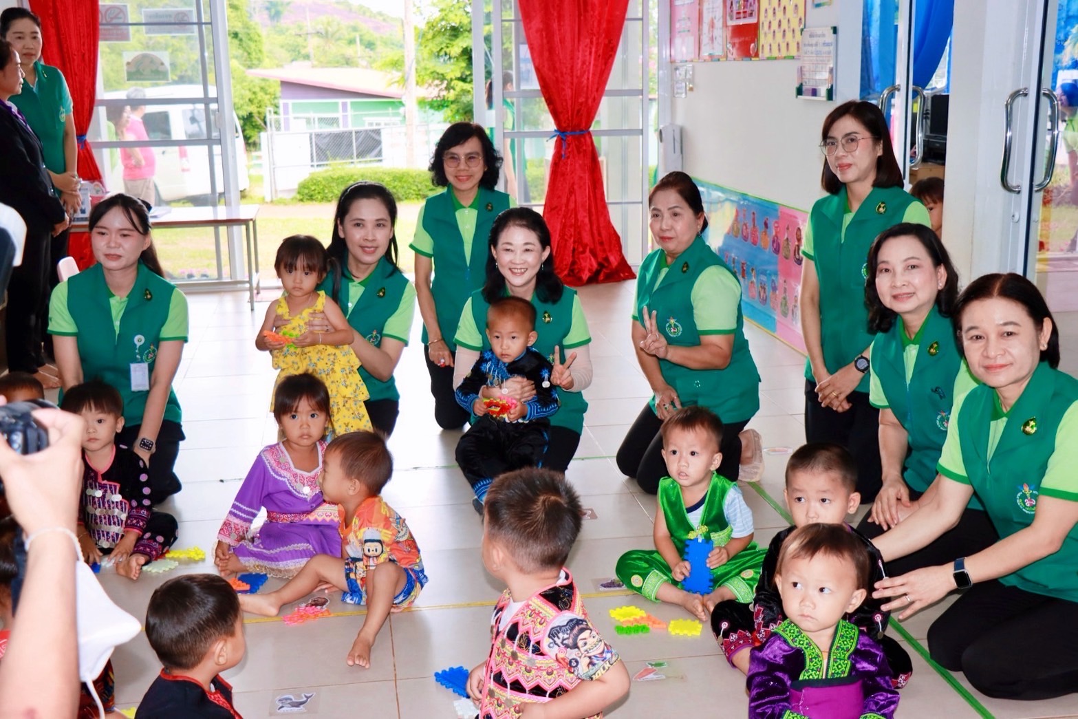 นายกสมาคมแม่บ้านสาธารณสุข และคณะกรรมการลงพื้นที่เยี่ยมศูนย์พัฒนาเด็กเล็กบ้านทุ่งพัฒนา1 ต.เวียง อ.เชียงของ จ.เชียงราย