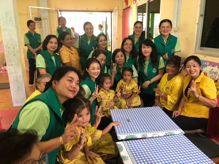 นางสุภาพร การย์กวินพงศ์ นายกสมาคมแม่บ้านสาธารณสุข  ลงพื้นที่เยี่ยมศูนย์พัฒนาเด็กเล็กเทศบาลเมืองเดช อ.เดชอุดม จ.อุบลราชธานี 