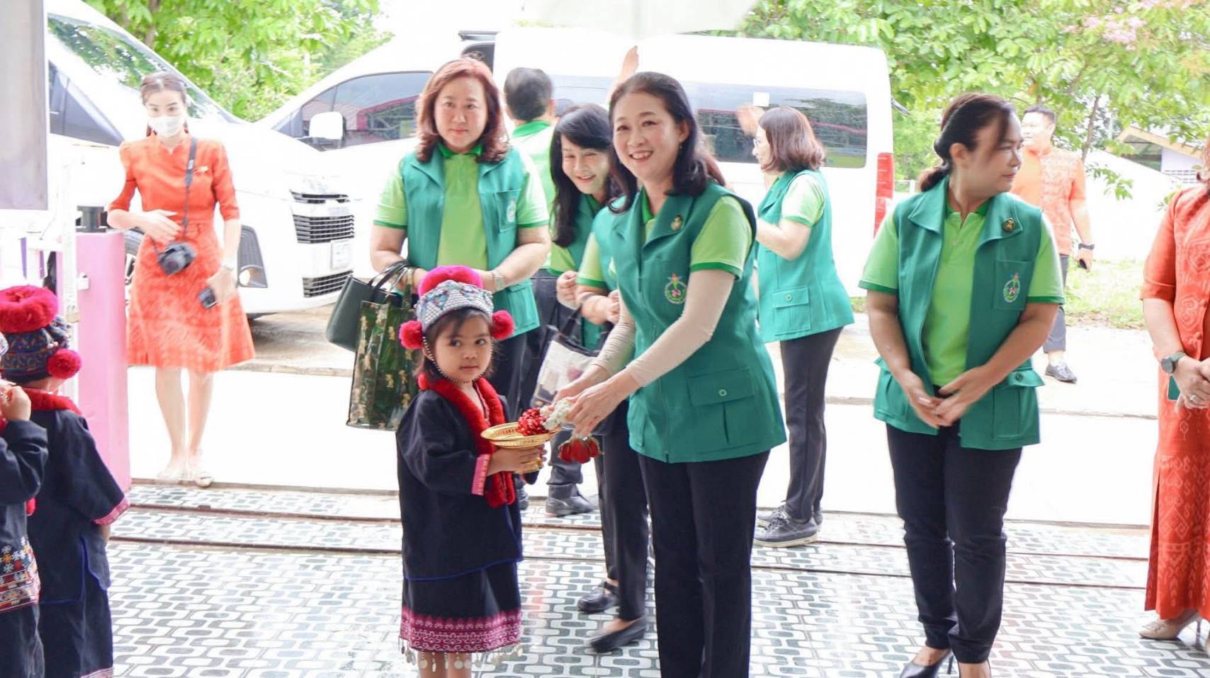 นายกสมาคมแม่บ้านสาธารณสุข และคณะกรรมการลงพื้นที่เยี่ยมศูนย์พัฒนาเด็กเล็กวัดศรีสมบูรณ์ ต.สักงาม อ.คลองลาน จ.กำแพงเพชร