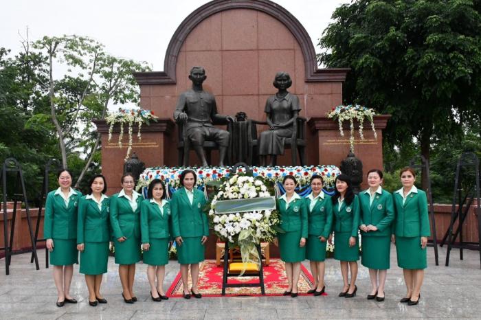 นางสุภาพร การย์กวินพงศ์ นายกสมาคมแม่บ้านสาธารณสุข พร้อมคณะกรรมการสมาคม ร่วมพิธีวางพวงมาลา