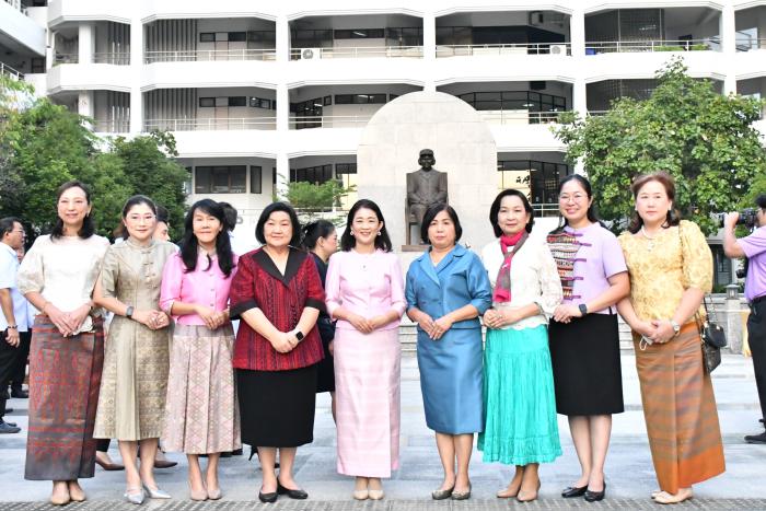 ร่วมทำบุญตักบาตรปีใหม่