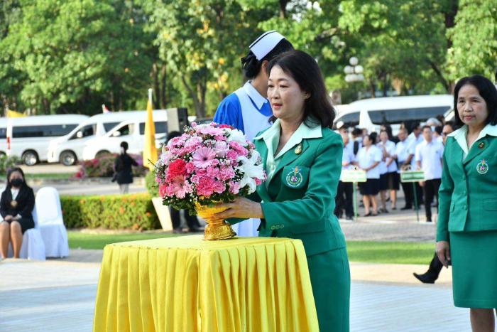 นางสุภาพร การย์กวินพงศ์ นายกสมาคมแม่บ้านสาธารณสุข และคณะกรรมการ ร่วมพิธีวางพานพุ่มถวายสักการะพระอนุสาวรีย์สมเด็จพระเจ้าบรมวงศ์เธอ กรมหลวงชัยนาทนเรนทร