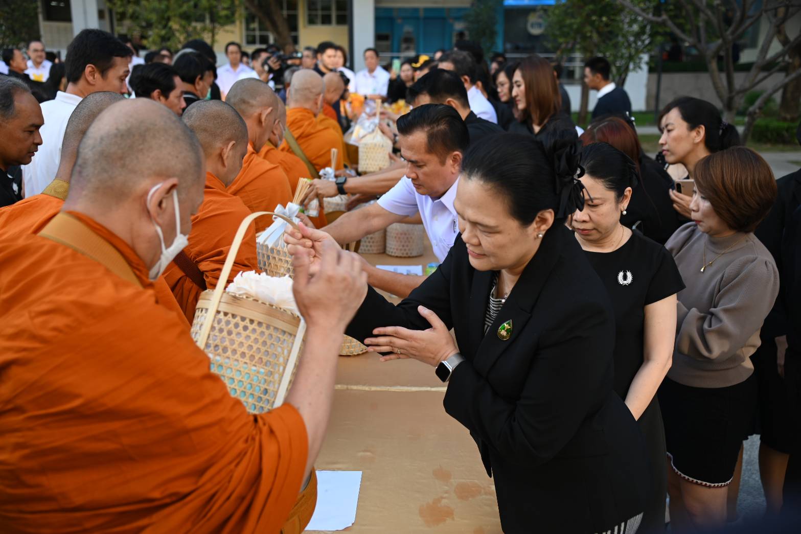 ร่วมพิธีทำบุญตักบาตรเนื่องในโอกาสวันขึ้นปีใหม่ กระทรวงสาธารณสุข ประจำปีพุทธศักราช 2569