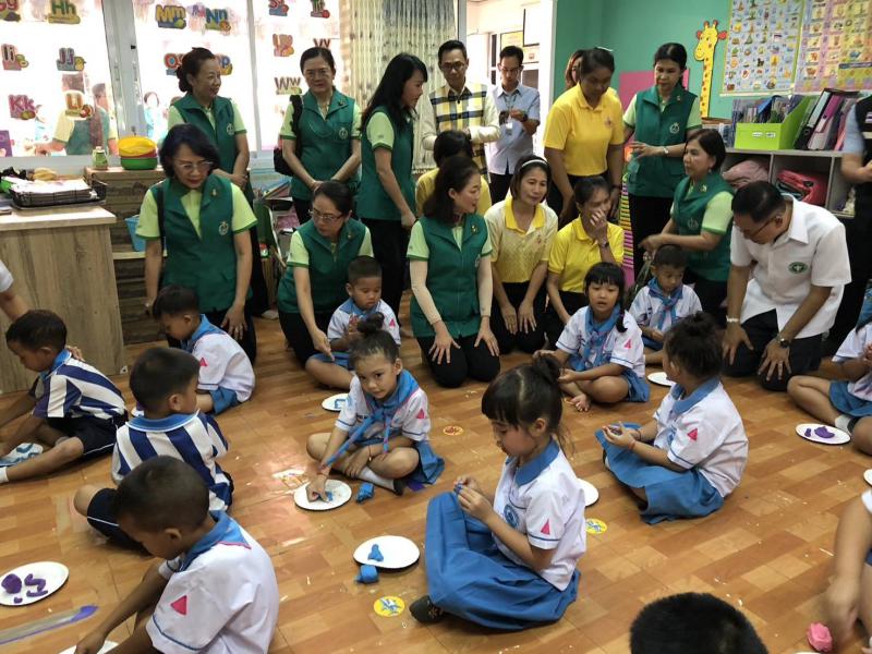 นางสุภาพร การย์กวินพงศ์ นายกสมาคมแม่บ้านสาธารณสุข ลงพื้นที่เยี่ยมศูนย์พัฒนาเด็กเล็กเทศบาลตำบลพนา อ.พนา จ.อำนาจเจริญ